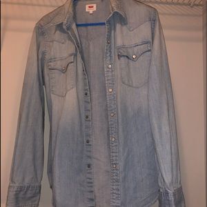 Levi’s men’s button up denim shirt